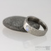 Kovaný nerezový prsten Draill matný a měsíční kámen - velikost 52, šířka hlavy 5,7 mm do dlaně 3,7 mm, nepravidelné okraje, průměr kamene 4,5 mm  - s1648 (2)