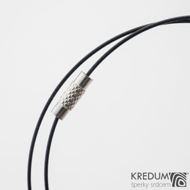 Černé nylonové lanko s ocelovou strunou - šroubovací uzávěr