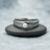 Zásnubní prsten s perlou - Siona damsteel, struktura dřevo, lept tmavý hrubý, profil B+CF -vel 58, šířka hlavy 5mm, do dlaně 3,5 mm - k 1667