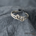 Loop white - ilustrační foto, prsten na fotografii je vyroben ze stříbrného drátu
