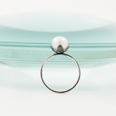 Stříbrný prsten s říční perlou 