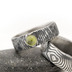 Snubní prsteny damasteel - Natura, vzor čárky + olivín kabošon 4 mm, velikost 52,5, šířka 6 mm - et 1523