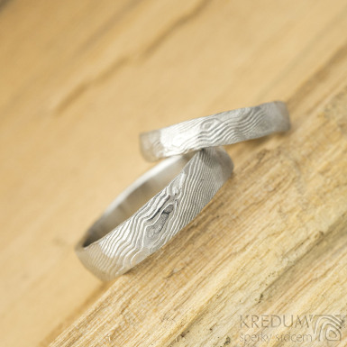 Ručně kované snubní prsteny damašková ocel - Natura damasteel, struktura dřevo, lept světlý střední, profil C - vel 54, šířka 4 mm a vel 64, šířka 5 mm, tl střední - Damasteel snubní prsteny - k 1664