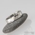 Kovaný snubní prsten - Draill lesklý a měsíční kámen, velikost 52, šířka 5 mm