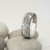 Omar - Kovaný damasteel prsten - velikost 58, šířka hlavy 6,7 mm, do dlaně 4,3 mm, struktura dřevo - lept 75% TM - S1375 (4)
