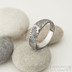 Omar - Kovaný damasteel prsten - velikost 58, šířka hlavy 6,7 mm, do dlaně 4,3 mm, struktura dřevo - lept 75% TM - S1375 (6)