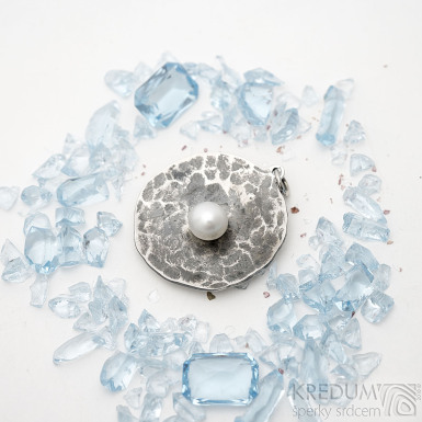 Pearl wheel white - Kovaný přívěsek z nerezové oceli s perlou, SK2549