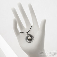Pearl wheel white mini - Kovaný přívěsek z nerezové oceli s perlou, SK2550 (5)