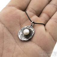 Pearl wheel white mini - Kovaný přívěsek z nerezové oceli s perlou, SK2550