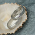 Snubní prsteny damasteel - Prima a ametyst 2 mm vsazený do stříbra, velikost 57 a Prima, velikost 62, oba šířka 5 mm, tl. střední, dřevo lept světlý střední, profil B - K 2136