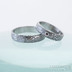 Snbní prsteny damasteel - Prima a broušený granát vsazený do stříbra, velikost 56, šířka 5 mm, struktura dřevo, lept tmavý hrubý,  profil B+CF - k2458