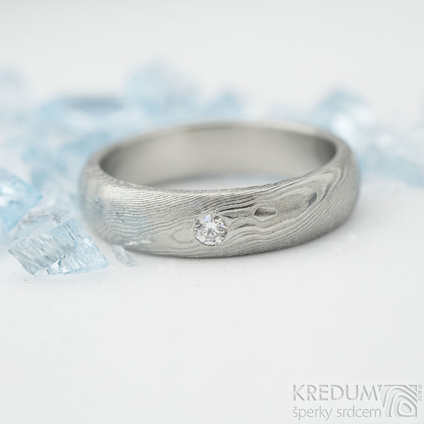 Zásnubní prsten damasteel Prima a čirý diamant 2,3 mm - 53, šířka 4,5 mm, tloušťka 2 mm, dřevo, lept světlý střední, profil B - Damasteel zásnubní prsten - K 2095