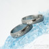 Snubní prsteny damasteel - Prima, vzor dřevo, zatmavený + čirý diamant 1,5 mm, velikost 57, šířka 4,5 mm, profil B - K1610