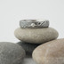 Zásnubní prsten Prima damasteel a moissanite 1,7 mm vsazený do stříbra - velikost 49,5, šířka 4 mm, tl. střední, struktura dřevo, lept tmavý hrubý, profil B+CF - fl 3792401