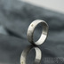 Zásnubní prsten s moissanitem - Prima damasteel, moissanite 2 mm vsazený do zlata - velikost 58, šířka 6 mm, struktura kolečka, lept světlý střední, profil B - Snubní prsteny z damasteelu - k 1884