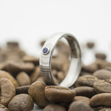 Prima a broušený safír 2 mm ve stříbře - čárky - Snubní prsten ocel damasteel, SK2932