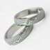 Ručně kované snubní prsteny damasteel - Prima a broušený smaragd 2 mm vsazený do stříbra, struktura dřevo, lept tmavý hrubý, velikost 52, šířka 4,5 mm, profil B, tloušťka střední - k2366