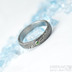 Zásnubní prsten Prima damasteel a tsavorite 1,5 mm vsazený do stříbra - velikost 55, šířka 4 mm, tloušťka 1,5 mm, dřevo - lept tmavý střední, profil B - Damasteel prsten - k1750