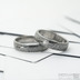 Snubní prsten damasteel Prima, dřevo, lept tmavý střední - vel. 59, šířka 5mm, tloušťka 1,5mm, profil B+CF + vel. 57, šířka 5mm, profil B, diamant 2,3 mm - k 4660