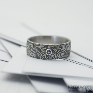 Prima damasteel a broušený smaragd, safír nebo rubín 2,3 mm vsazený do stříbra - vzor kolečka - kovaný snubní prsten z nerezové oceli