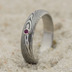 Zásnubní prsten s drahým kamenem - Prima damasteel, struktura dřevo, zatmavený + červený zirkon 1,5-2 mm vsazený do stříbra, velikost 55,5, šířka 4,5 mm, profil A - et 2154