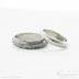 Snubní prsteny damasteel - Prima, voda, profil A, tloušť. střední - vel. 50, šířka 4mm, 1,5 mm čirý diamant, lept světlý jemný + vel. 60, 5mm, lept tmavý střední - k 5999