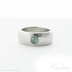 Zásnubní prsten s drahým kamenem - Prima damasteel, vzor čárky, světlý + smaragd kabošon 4 mm, velikost 57, šířka 8 mm, tloušťka cca 2,1 mm, profil B - et 2460