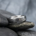Prima line - vel 55, šířka 5,7 mm, tloušťka 1,7 mm, lept 75% TM, profil B - Snubní prsten kovaná nerezová ocel damasteel