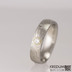 Zásnubní prsten s drahým kamenem - Prima damasteel + moissanit 3,0 mm vsazený do lůžka ze žlutého zlata