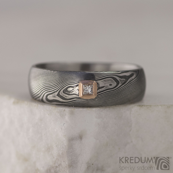 Snubn prsten damasteel - PRIMA + diamant princes 2 x 2 mm v ervenm zlat