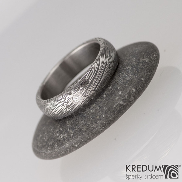 Snubn prsten nerezov ocel damasteel typ Prima, struktura voda, lept 75% zatmaven a ir prodn diamant o prmru 1,7 mm