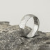 Snubní prsten damasteel - Rock, struktura dřevo, lept světlý střední - vel. 61, šířka 7 mm, tloušťka střední - Damasteel snubní prsteny - k 2123