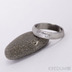 ROCKSTEEL a čirý diamant 2 mm - struktura dřevo - Kovaný snubní prsten damasteel