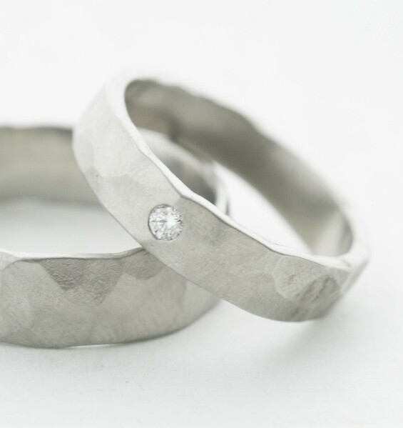 ručně kovaný snubní prsten s diamantem chirurgická ocel matný -  vel 50, šířka 4 mm, tloušťka 1,6 mm, profil C - k 6238