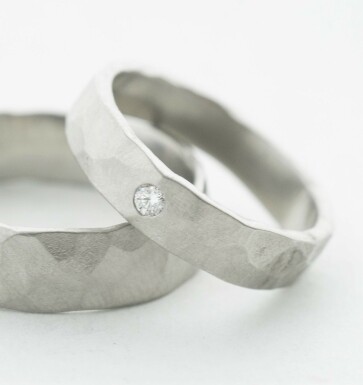 Natura nerez a čirý diamant 2 mm - matný - kovaný snubní prsten z chirurgické oceli
