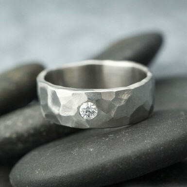Ručně kovaný zásnubní nebo snubní prsten s diamantem 2,7 mm - velikost 53, šířka 6 mm, tloušťka hlavy 1,9 mm, tloušťka do dlaně slabá, matný, profil C - k 1792