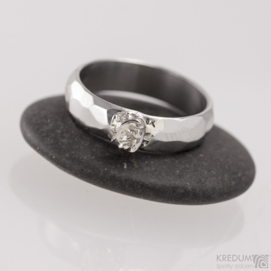 Rock a ozdoba - kovaný snubní prsten z nerezové oceli - S1559