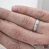 Zásnubní prsten s kamenem - Prima damasteel + 2,7 mm tanzanit vsazený do stříbra, vel. 59, šířka 5,5 mm, tloušťka 1,9 mm, profil A, struktura dřevo, lept světlý střední - s1962