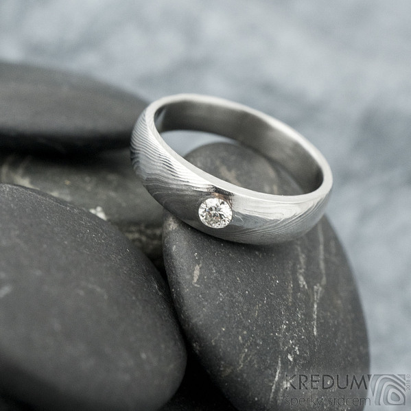 Zásnubní prsten damasteel - Siona a diamant 3 mm - vel 54,5, šířka hlavy 5 mm do dlaně 4 mm, dřevo - lept světlý jemný, profil B - Damasteel zásnubní prsten - k 1462