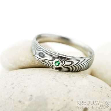 Siona damasteel a broušený smaragd, safír nebo rubín 2 mm vsazený do stříbra - vzor dřevo - kovaný snubní prsten z nerezové oceli 