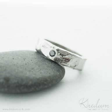 Raw a černý diamant - kovaný snubní prsten z nerezové oceli - SK4005