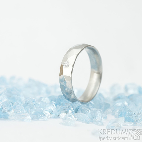 Skalk a ir diamant 2 mm - velikost 55, ka 5 mm, tlouka stedn, leskl - Nerezov snubn prsteny - k 1578