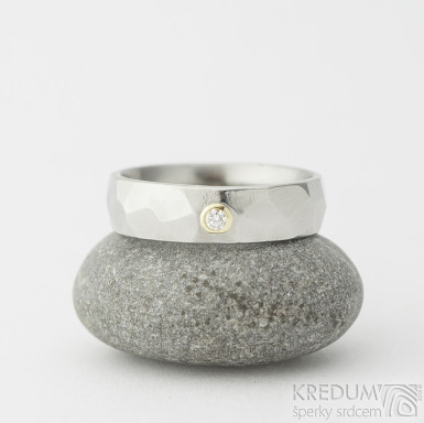Rock leskl a ir diamant 2 mm do zlata - kovan snubn prsten z nerezov oceli