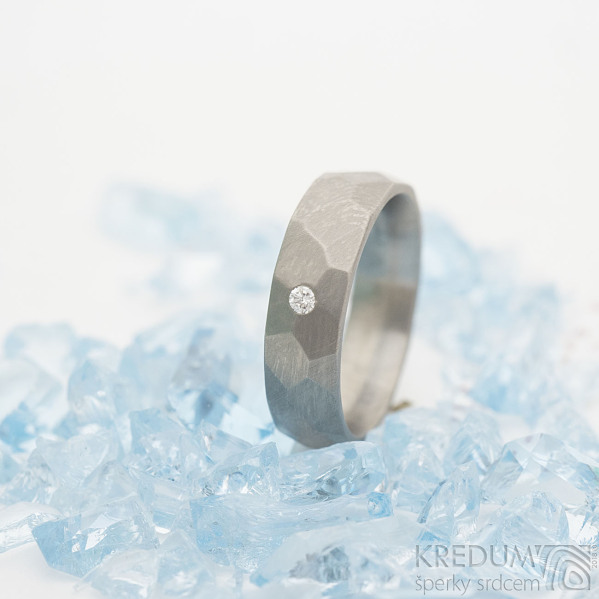 Skalk titan a ir diamant 2 mm - 53, ka 5,5 mm, matn - Titanov snubn prsten