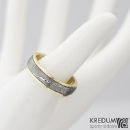 Kasiopea yellow - Zlatý snubní prsten a damasteel dřevo, vel. 63