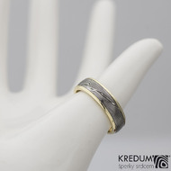 Kasiopea yellow - Zlatý snubní prsten a damasteel dřevo, vel. 55