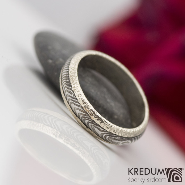 Kasiopea white - Zlatý snubní prsten a damasteel čárky, vel. 52