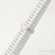Snubní prsten Kasiopea white - dřevo - 58, šířka 6, tlouš´tka 1,7 mm - okraje hladké 2x0,75 mm, profil E - SK2013 (3)
