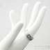 zásnubní nebo snubní prsten z chirugické oceli s diamantem 2,7 mm  - velikost 53, šířka 6 mm, tloušťka hlavy 1,9 mm, tloušťka do dlaně slabá, matný, profil C - k 1792