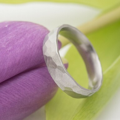 Natura - matný - kovaný snubní prsten z chirurgické oceli